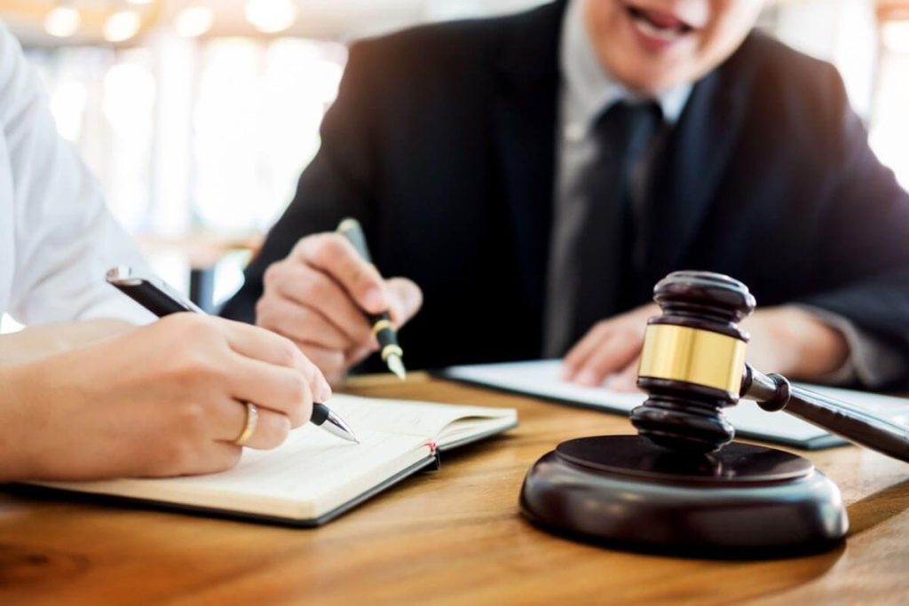 چگونه یک وکیل خوب پیدا کنیم؟ نکاتی برای انتخاب وکیل مناسب